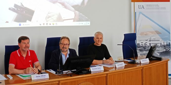 Jornada sobre el sistema interno de garantia de calidad de los estudios de formacin permanente Jornada en la UA sobre el sistema interno de garantía de calidad de los estudios de formación permanente