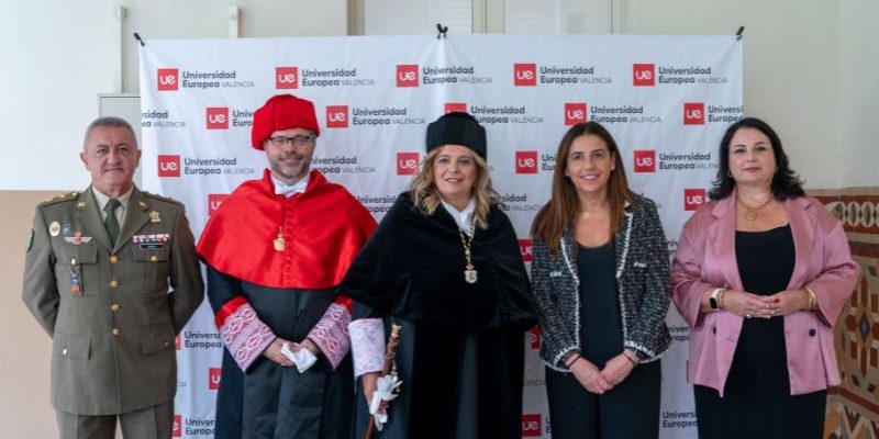 Foto_familia_mesa_CABECERA.width-800