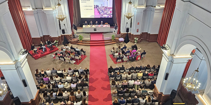 apertura-curso-2025-2026-uned-valencia-auditorio Vista panorámica del auditorio durante el Acto de Apertura del Curso Académico 2025–2026 de la UNED Valencia, con la mesa presidencial y el público presente.