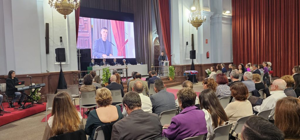El director de UNED Alzira–València, Alejandro Cerdá, durante su discurso en el atril en el acto de apertura del curso 2025-2026.
