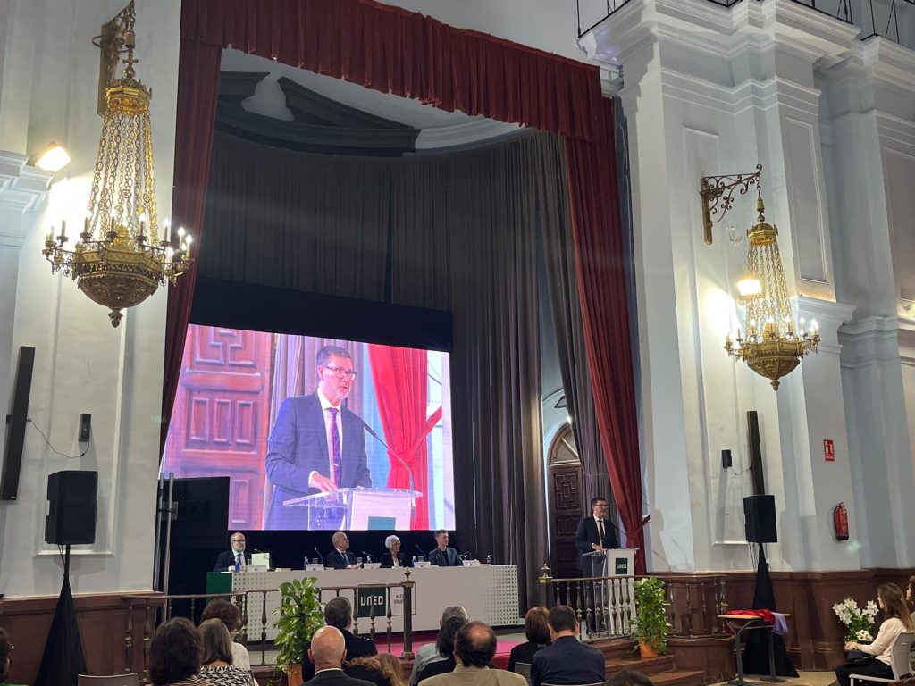 l director general de la AVAP, Javier Oliver Villarroya, interviene desde el atril durante el Acto de Apertura del Curso 2025–2026 de la UNED Valencia.