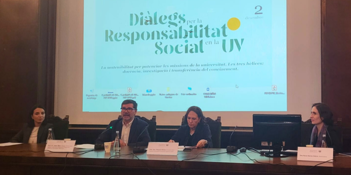 javier-oliver-avap-viii-dialogos-responsabilidad-social-uv avier Oliver, director de AVAP, participando en la mesa de debate de los VIII Diálogos por la Responsabilidad Social en la Universitat de València junto a otras expertas.