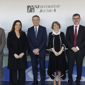 Representantes institucionales, incluyendo a Javier Oliver (director de AVAP) y la rectora Eva Alcón, posan frente a un panel de la Universitat Jaume I durante el acto del 35.º aniversario de la institución