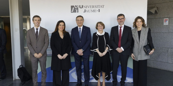 Representantes institucionales, incluyendo a Javier Oliver (director de AVAP) y la rectora Eva Alcón, posan frente a un panel de la Universitat Jaume I durante el acto del 35.º aniversario de la institución