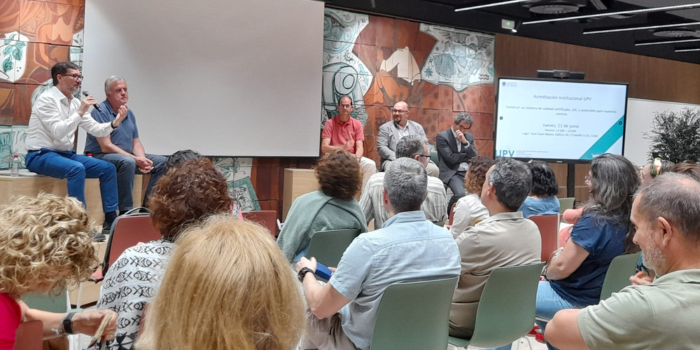 Mesa redonda sobre acreditación institucional en la UPV Vista general de la mesa redonda durante la jornada sobre acreditación institucional en la UPV, con los ponentes hablando frente al público en el Aula Espai-Natura.