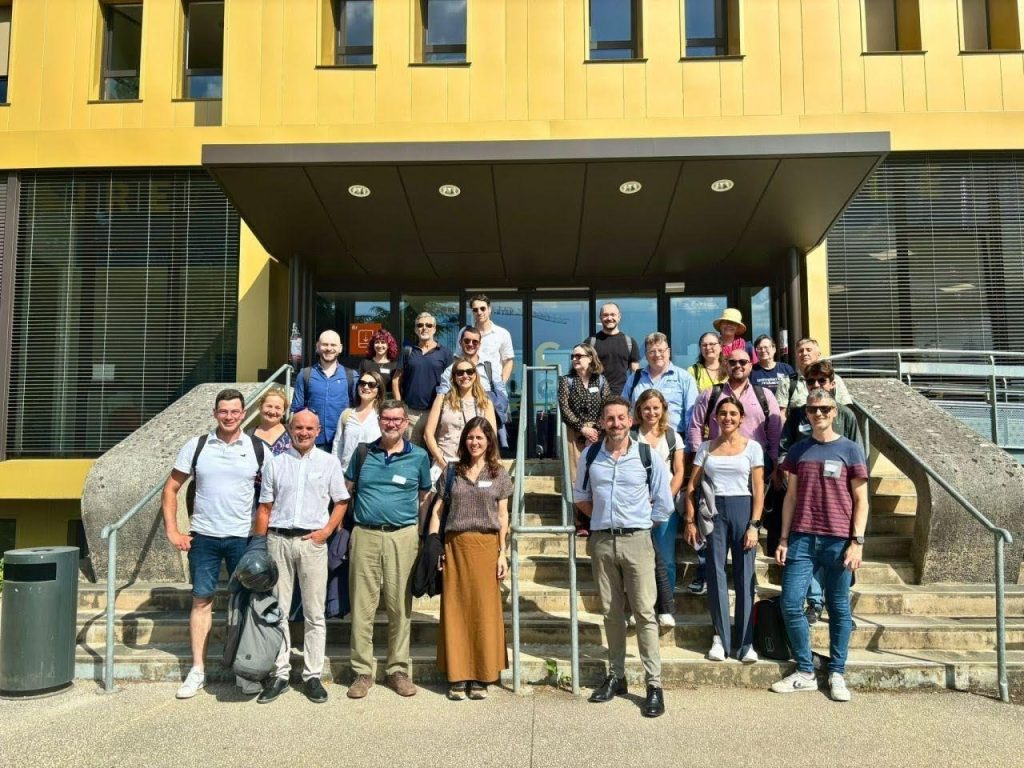 Foto de grupo de los docentes, formadores y socios internacionales del proyecto Erasmus+ GREENVERSITY, incluidos los representantes de AVAP, posando en las escaleras exteriores de la Université Bourgogne Europe.