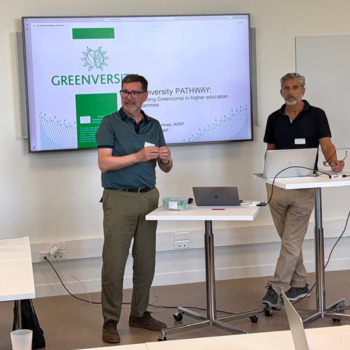 Luis Miguel Martínez y Javier Oliver Villarroya, representantes de AVAP, imparten la sesión sobre el GREENVERSITY University Pathway en una sala de la Université Bourgogne Europe, con pantallas y carteles corporativos del proyecto de sostenibilidad detrás.