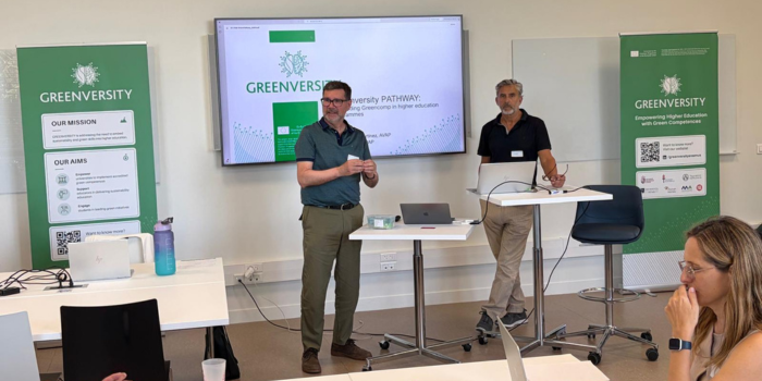 Luis Miguel Martínez y Javier Oliver Villarroya, representantes de AVAP, imparten la sesión sobre el GREENVERSITY University Pathway en una sala de la Université Bourgogne Europe, con pantallas y carteles corporativos del proyecto de sostenibilidad detrás.
