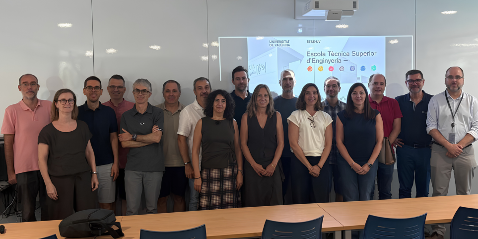 Foto de grupo de los asistentes y ponentes, entre ellos Javier Oliver, director general de la AVAP, durante la XVII Jornada de Intercambio de Experiencias de Innovación Docente en la Escuela Técnica Superior de Ingeniería de la Universitat de València (ETSE-UV).