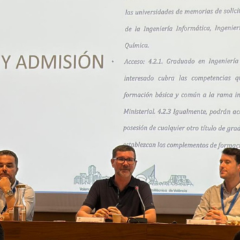 Javier Oliver, director general de la AVAP, junto a otros ponentes en la mesa redonda sobre gestión de los títulos de Ingeniería Química durante el VIII Congreso de Innovación Docente en Ingeniería Química (CIDIQ 2026) en la UPV, con una proyección de fondo sobre criterios de acceso y admisión.