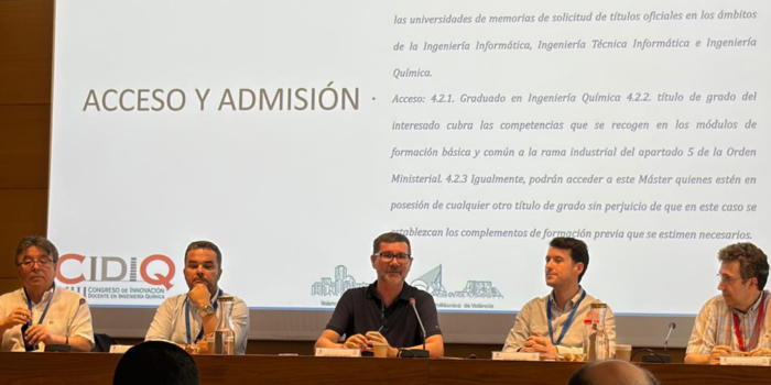 Javier Oliver, director general de la AVAP, junto a otros ponentes en la mesa redonda sobre gestión de los títulos de Ingeniería Química durante el VIII Congreso de Innovación Docente en Ingeniería Química (CIDIQ 2026) en la UPV, con una proyección de fondo sobre criterios de acceso y admisión.