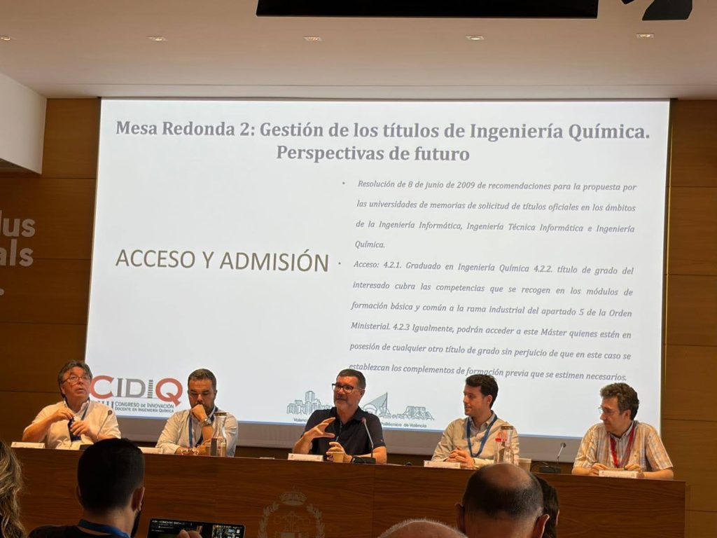 Javier Oliver, director general de la AVAP, interviene en la mesa redonda sobre gestión de títulos e innovación docente en Ingeniería Química durante el congreso CIDIQ 2026 en la Universitat Politècnica de València.