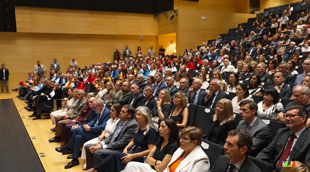 Asistentes, representantes institucionales y miembros de la comunidad universitaria reunidos en el patio de butacas del Paraninfo de la Universitat Jaume I durante el acto oficial de apertura del curso académico 2026-2027 del sistema universitario valenciano.
