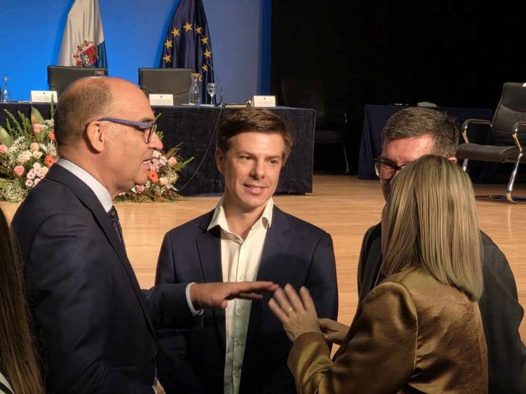 El director general de la AVAP, Javier Oliver Villarroya, conversa con autoridades e invitados institucionales durante el acto de apertura del curso académico 2026-2027 en la Universidad de Alicante.