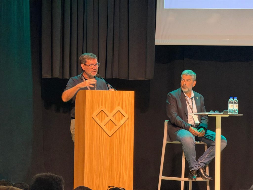 Javier Oliver, director general de la AVAP, durante su intervención sobre microcredenciales en las XV Jornadas de Unidades Técnicas de Calidad, junto al moderador Luis Hernández Calvento.