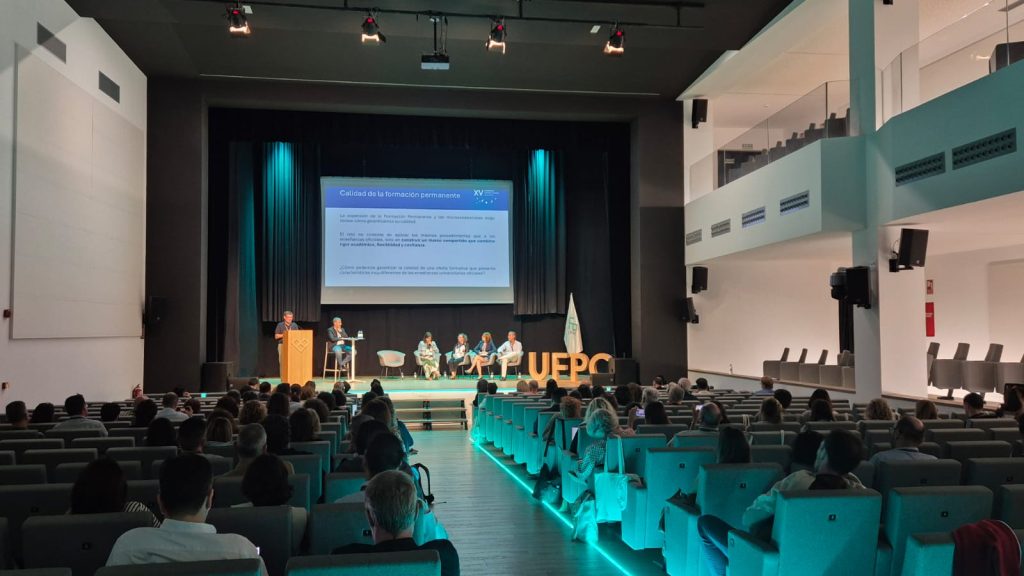 Vista general del salón de actos de la Universidad Fernando Pessoa Canarias repleto de asistentes durante la ponencia de la AVAP en las XV Jornadas de Unidades Técnicas de Calidad.